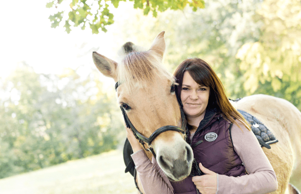 Ernährungsberaterin für Hunde und Katzen Sylvia Müller mit Ihrem Pferd